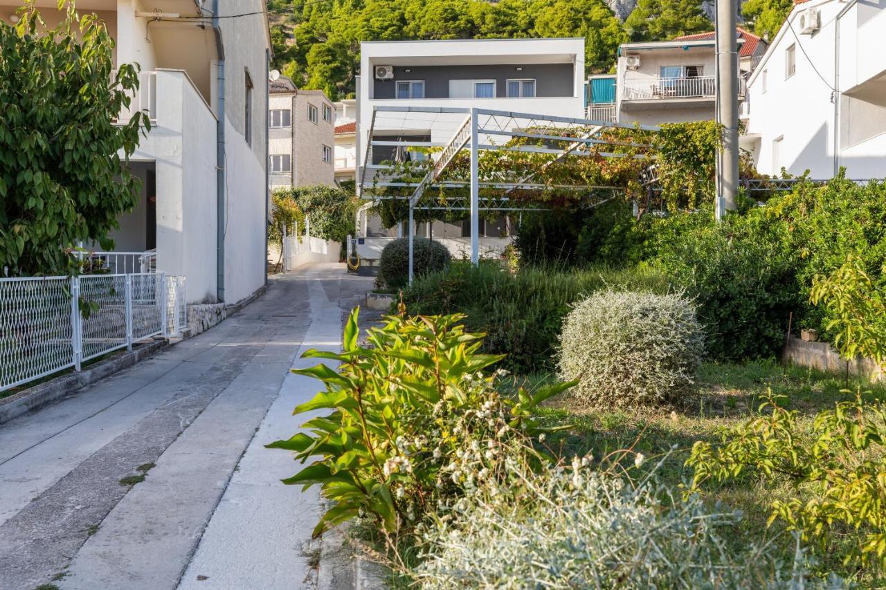 Apartments With A Parking Space Omis - 2745 Eksteriør bilde
