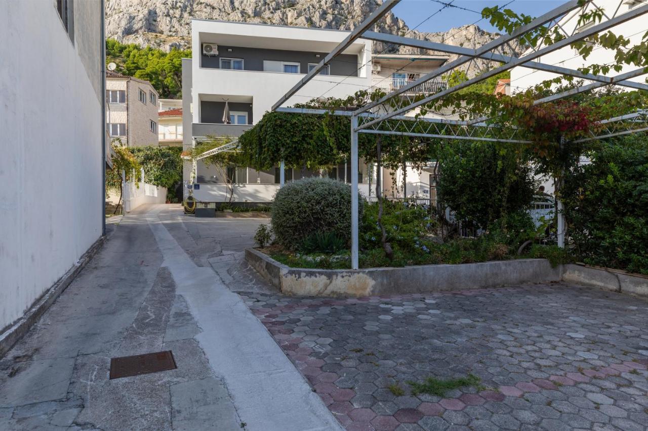Apartments With A Parking Space Omis - 2745 Eksteriør bilde